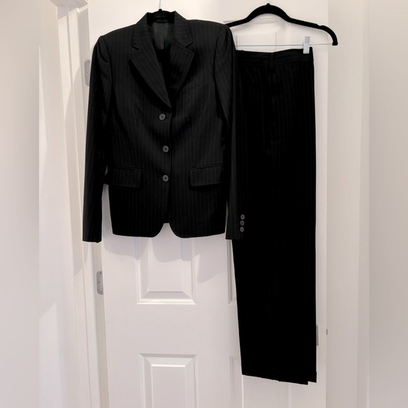 EUC Gucci black pinstripe pantsuit - jacket & pants - 40 (6/8) - Picture 15 of 16